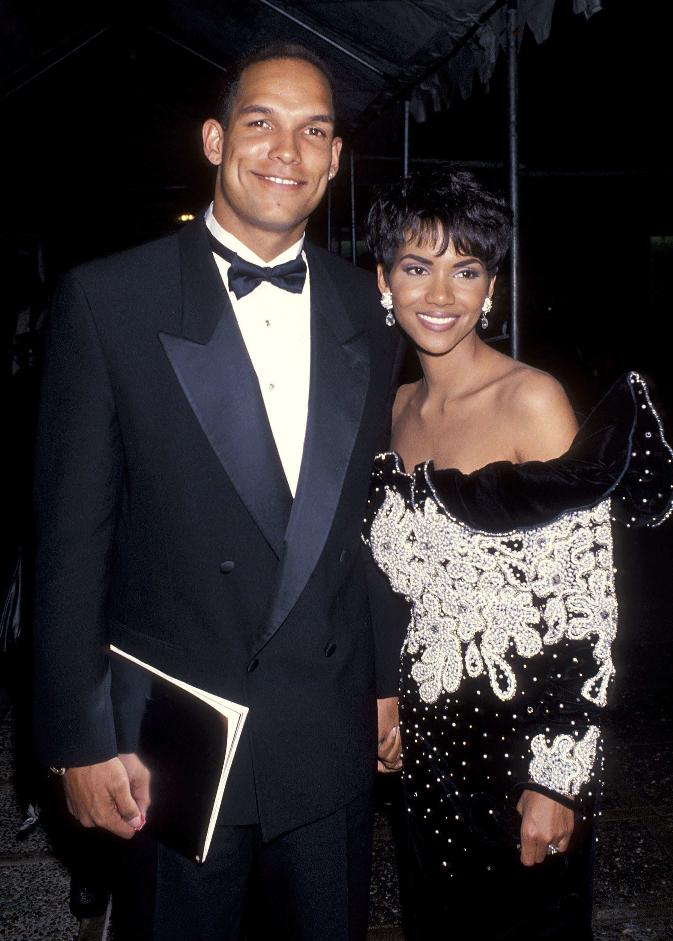 David Justice and actress Halle Berry attend the 25th Annual NAACP Image Awards at Pasadena Civic Auditorium on January 16, 1993, in Pasadena, California. | Source: Getty Images