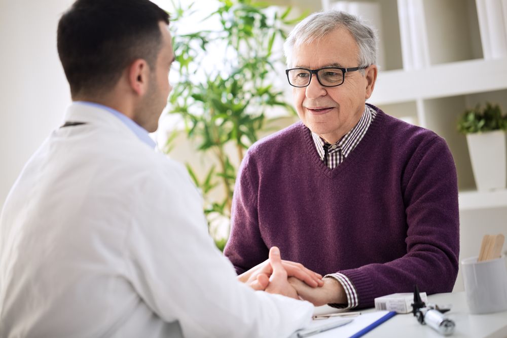 Anciano hablando con médico. │Foto: Shutterstock
