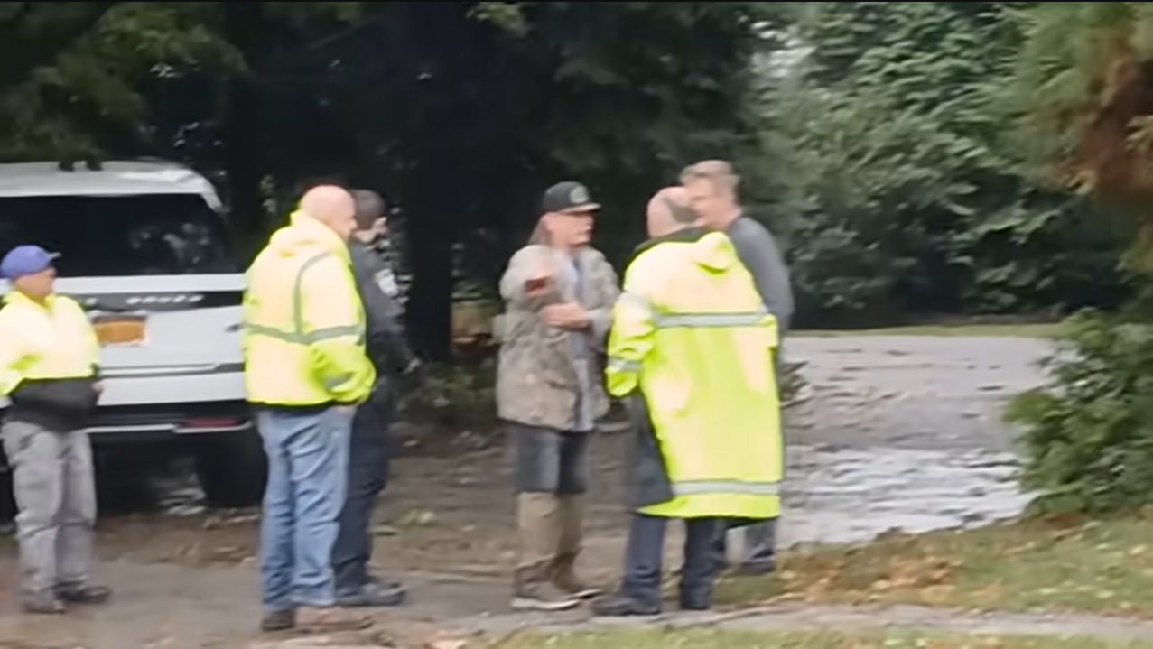 Stephen and Alec Baldwin talk to police officers, from a video dated October 14, 2025 | Source: YouTube/@nypost