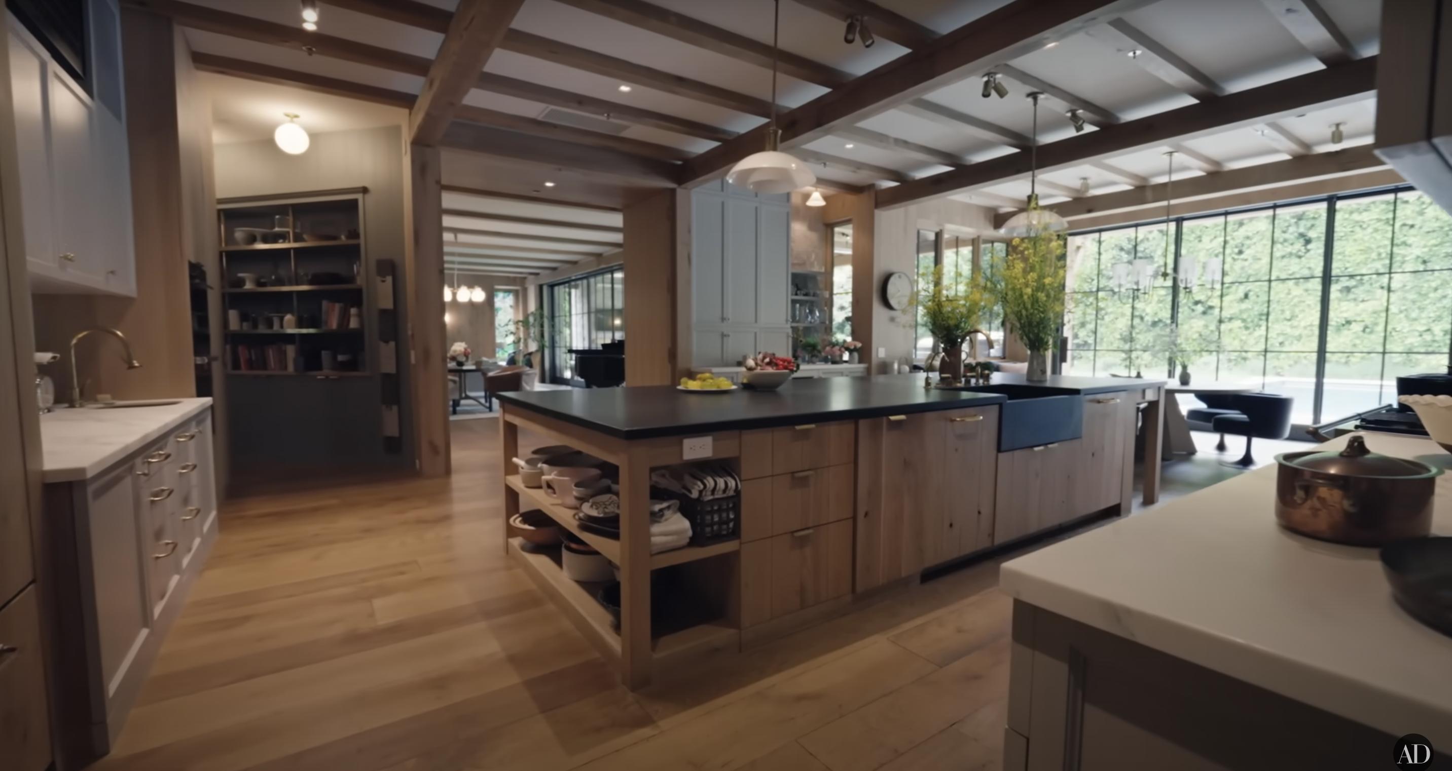 Jennifer Garners kitchen, dated September 3, 2024 | Source: YouTube/@Archdigest