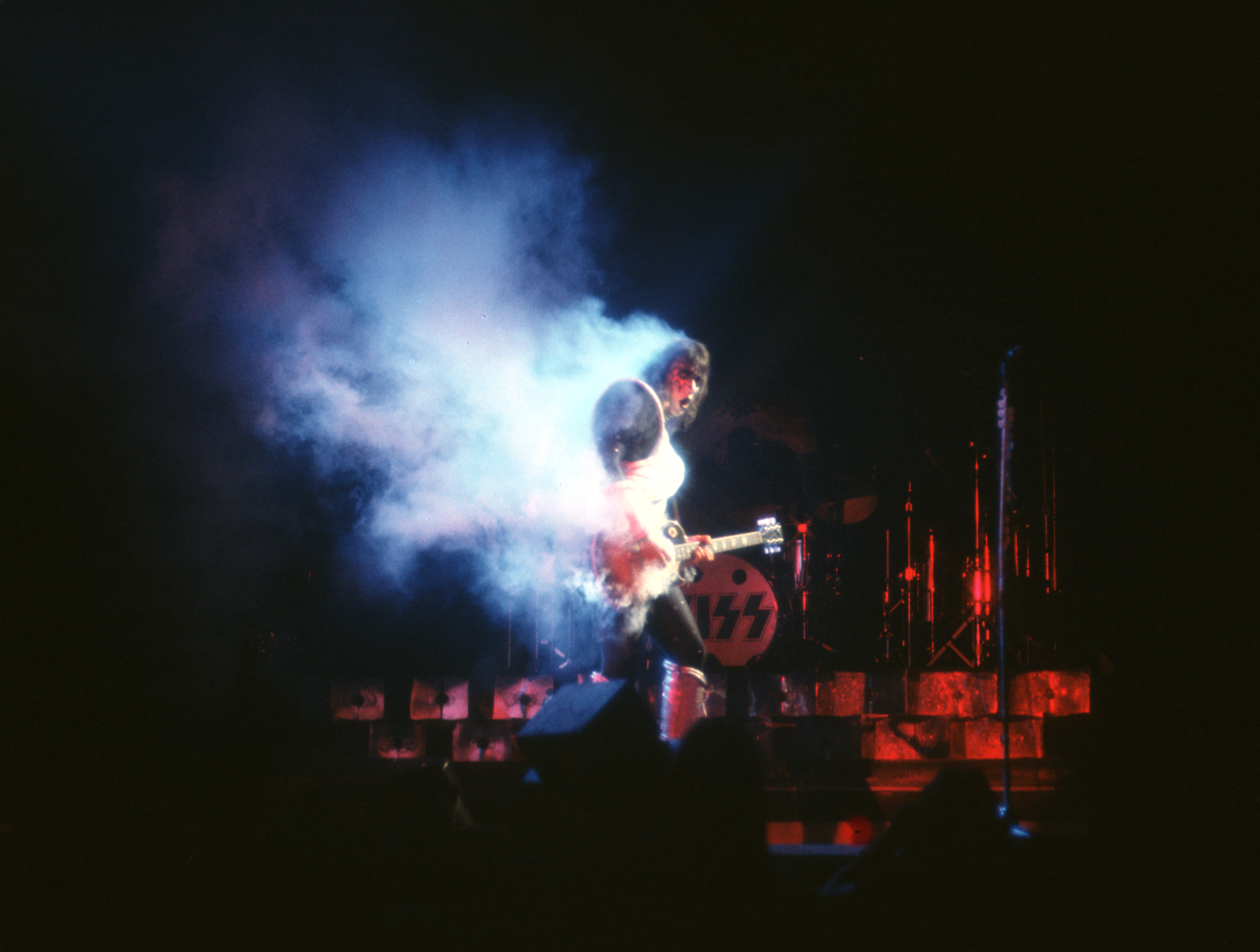 Ace Frehley plays guitar on May 31, 1974 in Los Angeles, California | Source: Getty Images