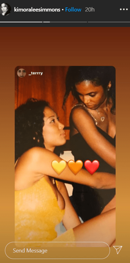 Kimora Lee and Kim Porter stare at each other while posing for a photo. | Photo: Instagram/Kimoraleesimmons