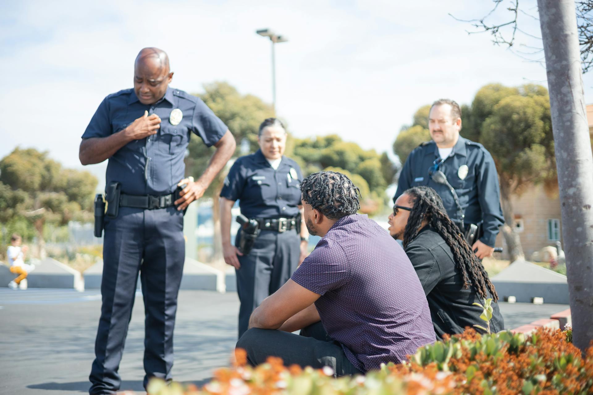 Police officers talking to two men | Source: Pexels