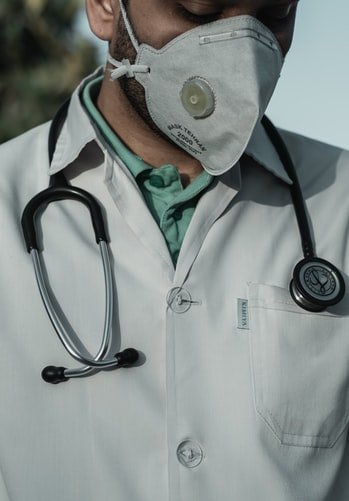 Un médecin portant un masque. | Photo : Unsplash