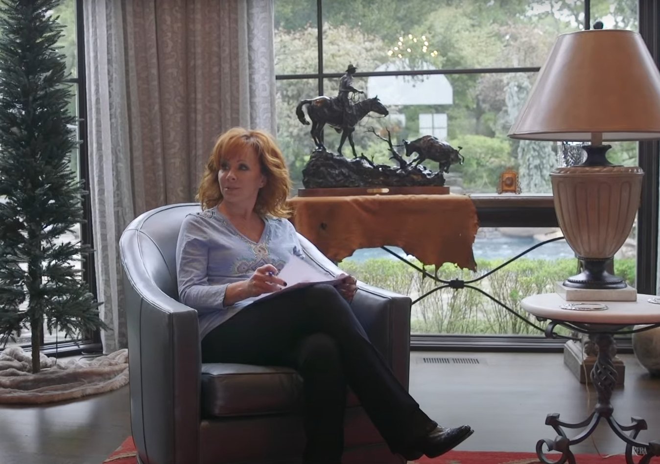 Reba McEntire in her mansion in Nashville, from a video dated November 20, 2020 | Source: YouTube/RebaMcEntire