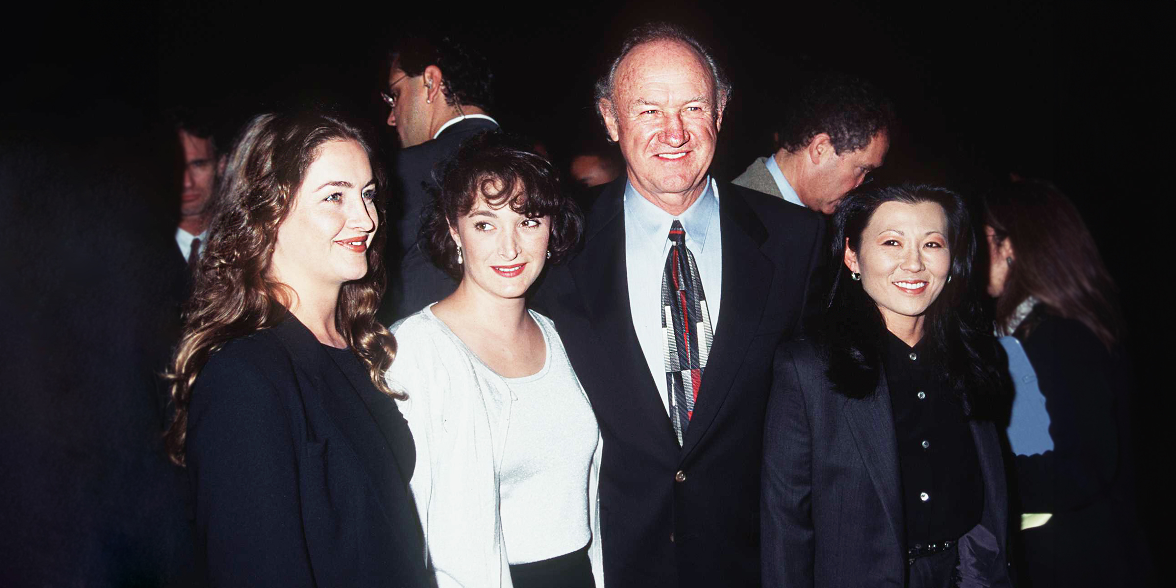 Gene Hackman with his daughters, Elizabeth and Leslie Hackman, and wife, Betsy Arakawa | Source: Getty Images