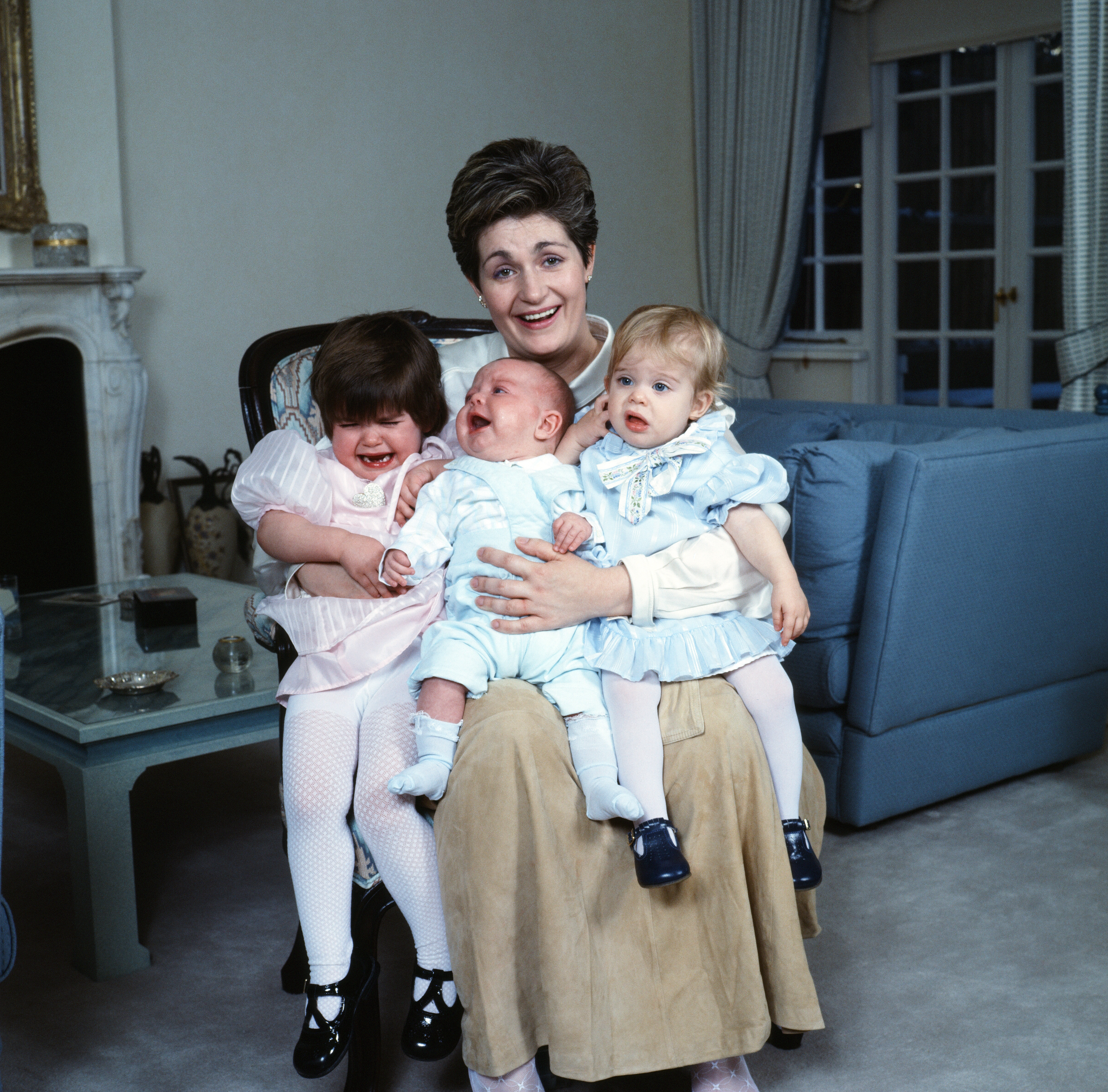 Sharon Osbourne with her three kids, Aimee, Kelly, and Jack, in 1986 | Source: Getty Images