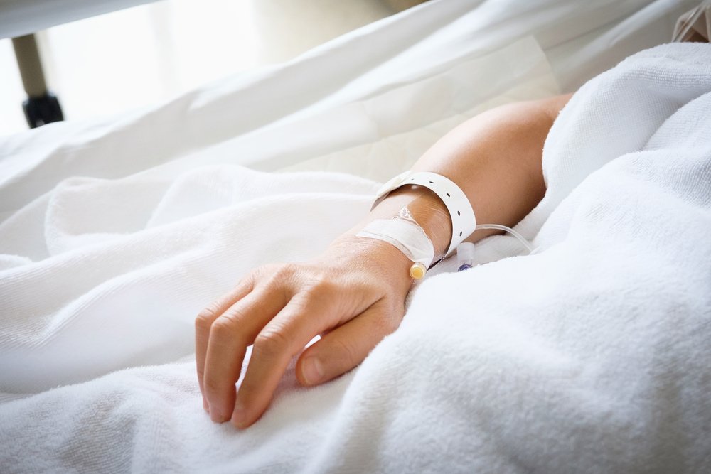 Mano de persona en una cama de hospital. | Foto: Shutterstock
