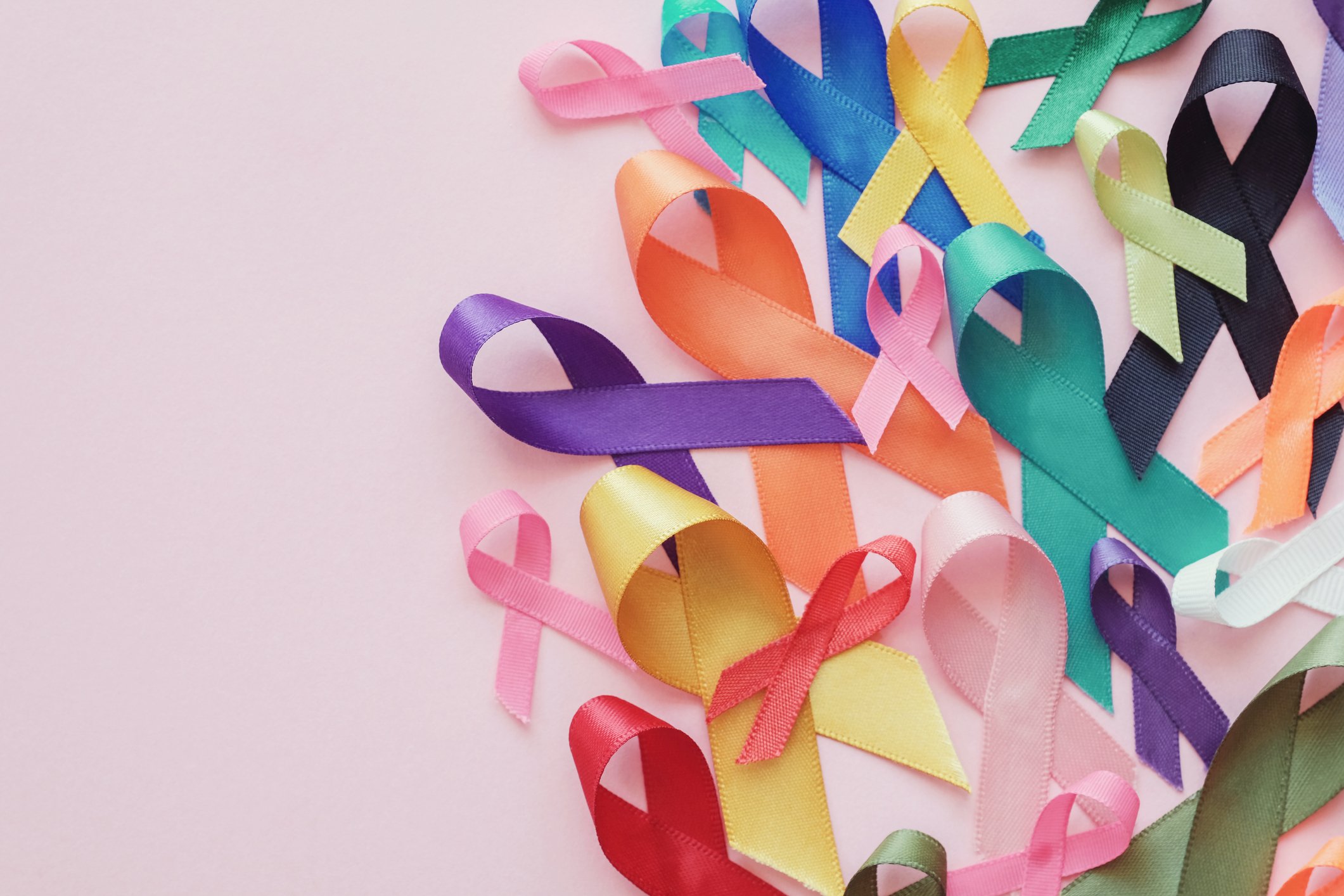Rubans colorés sur fond rose, sensibilisation au cance. | Photo : Getty Images