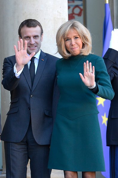 Emmanuel Macron et la première dame Brigitte Macron accueillent le premier ministre du Québec | Photo: GettyImage