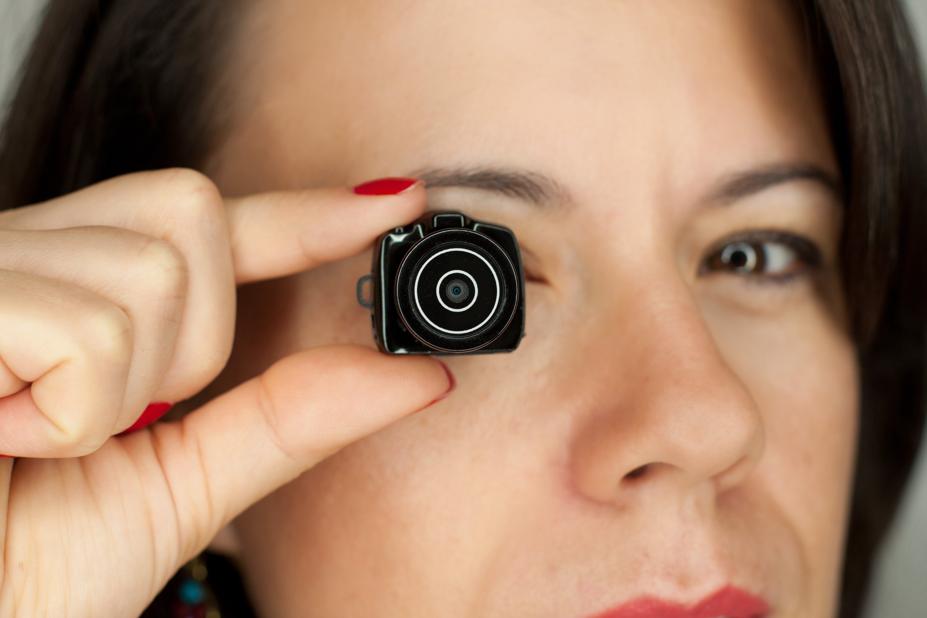 Mujer con mini cámara de fotos dslr. Fuente: Shutterstock Mujer con mini cámara de fotos dslr. Fuente: Shutterstock