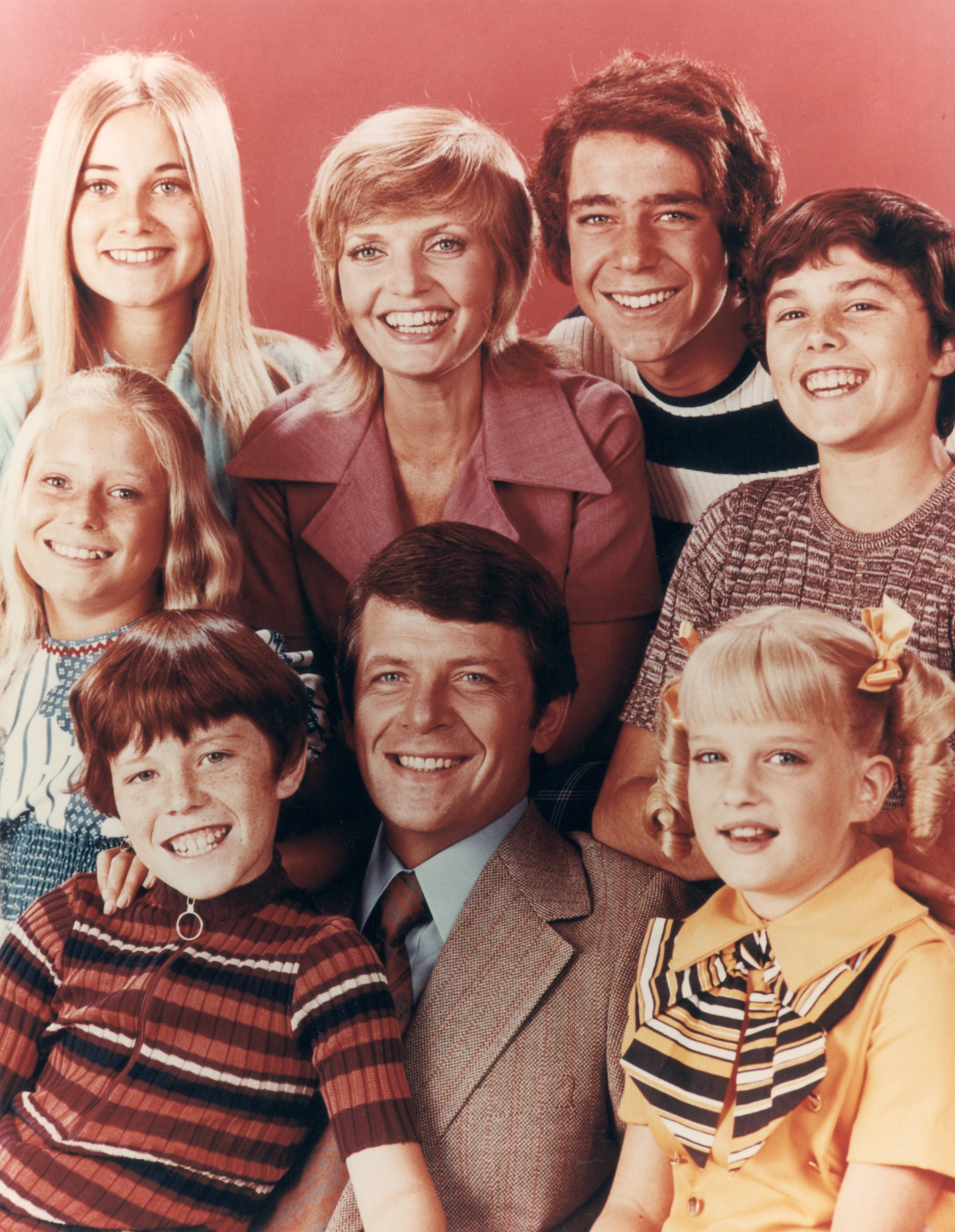 The Brady family, from the television series, 'The Brady Bunch'. Top row (left to right) Maureen McCormick, Florence Henderson, Barry Williams, Christopher Knight; bottom row: Eve Plumb, Mike Lookinland, Robert Reed and Susan Olsen.| Source: Getty Images