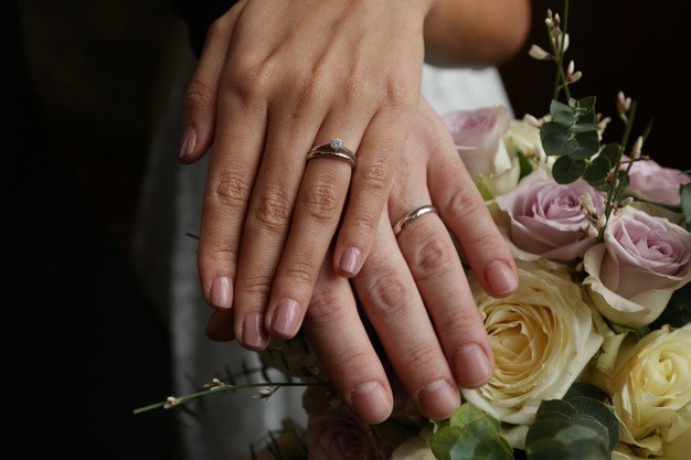 Manos de pareja recién casada. │Fotos: Freepik Manos de pareja recién casada. │Fotos: Freepik