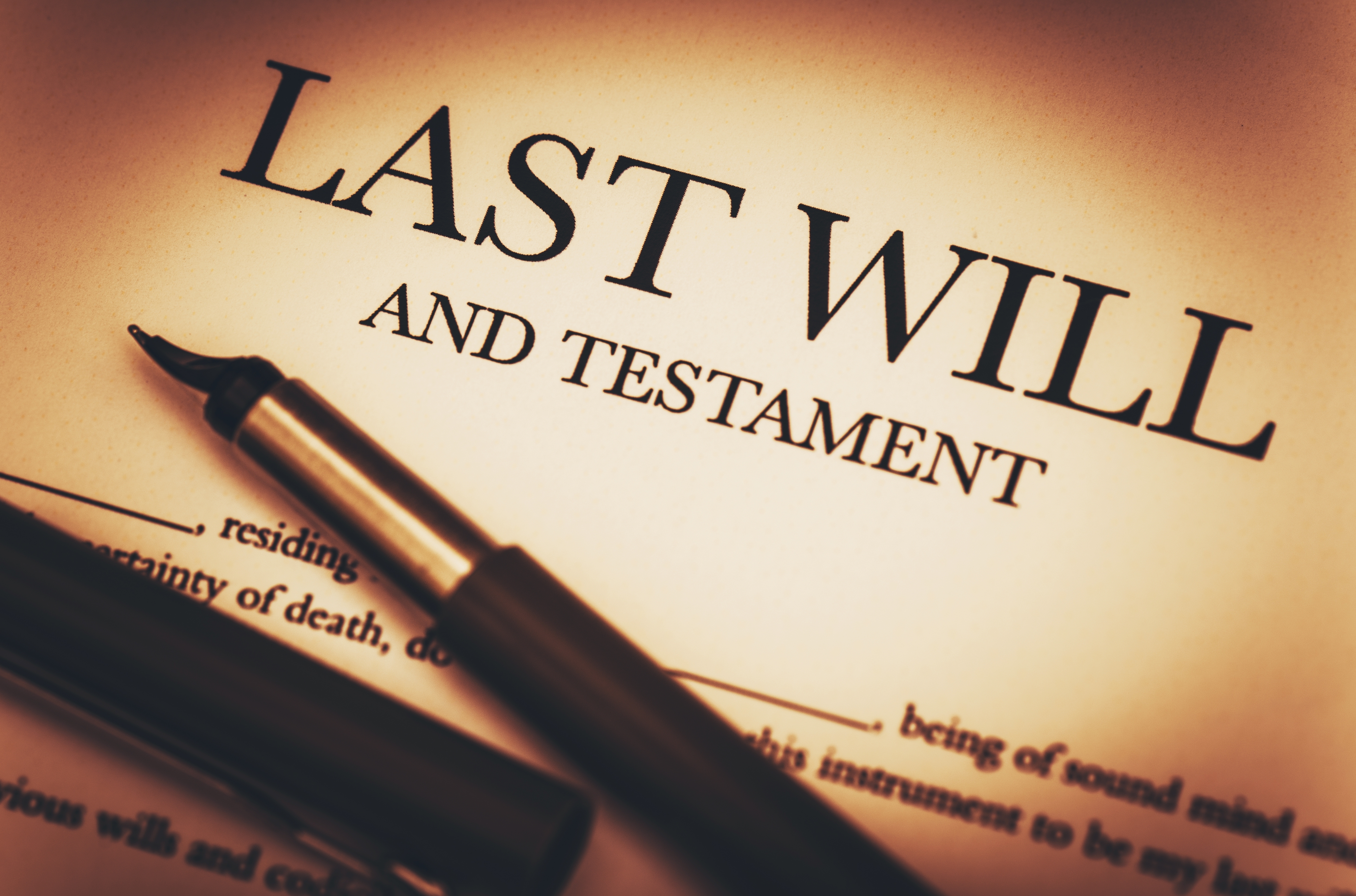 Ein Dokument mit der Aufschrift, letzter Wille und Testament | Quelle: Shutterstock/Virrage Images