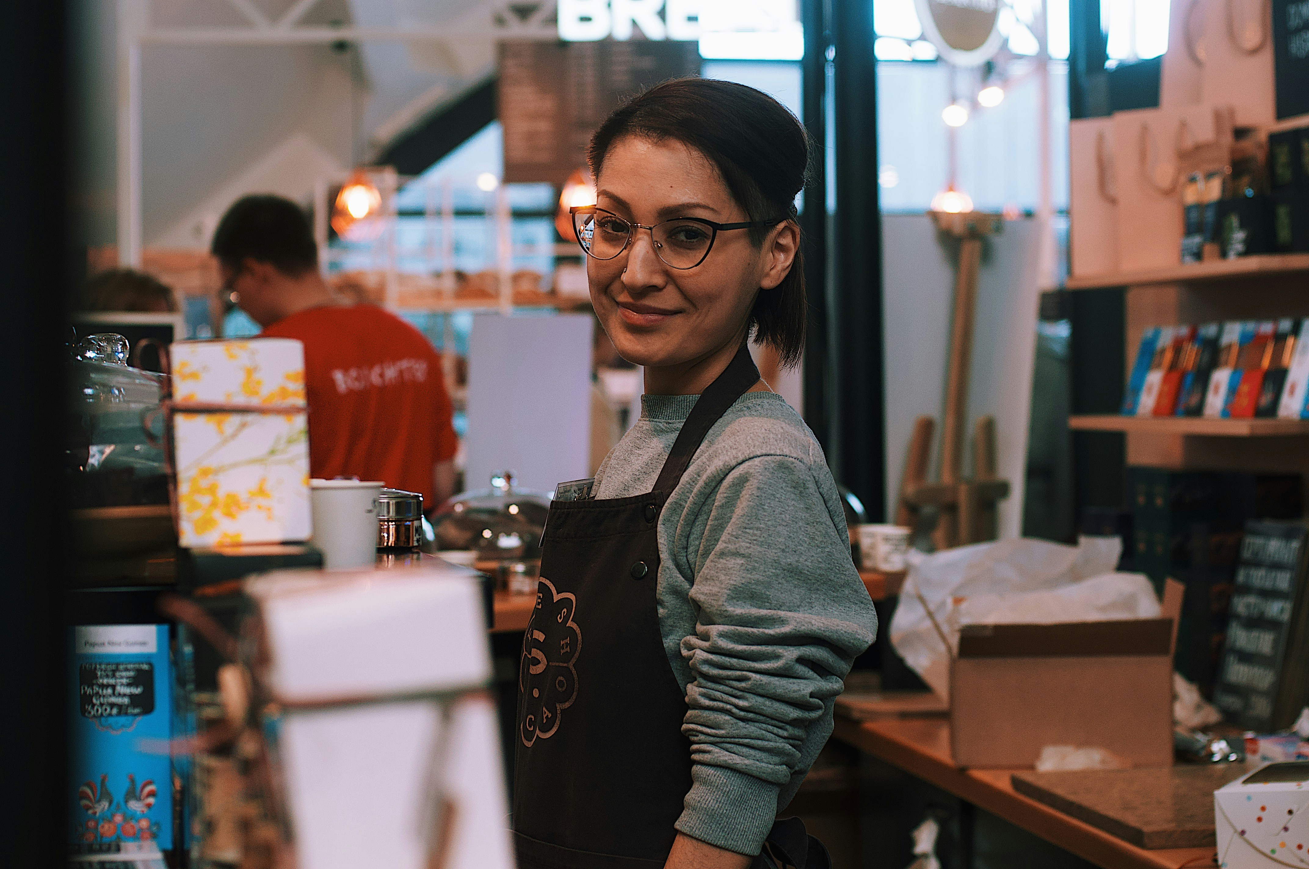 A cashier smiling | Source: Unsplash