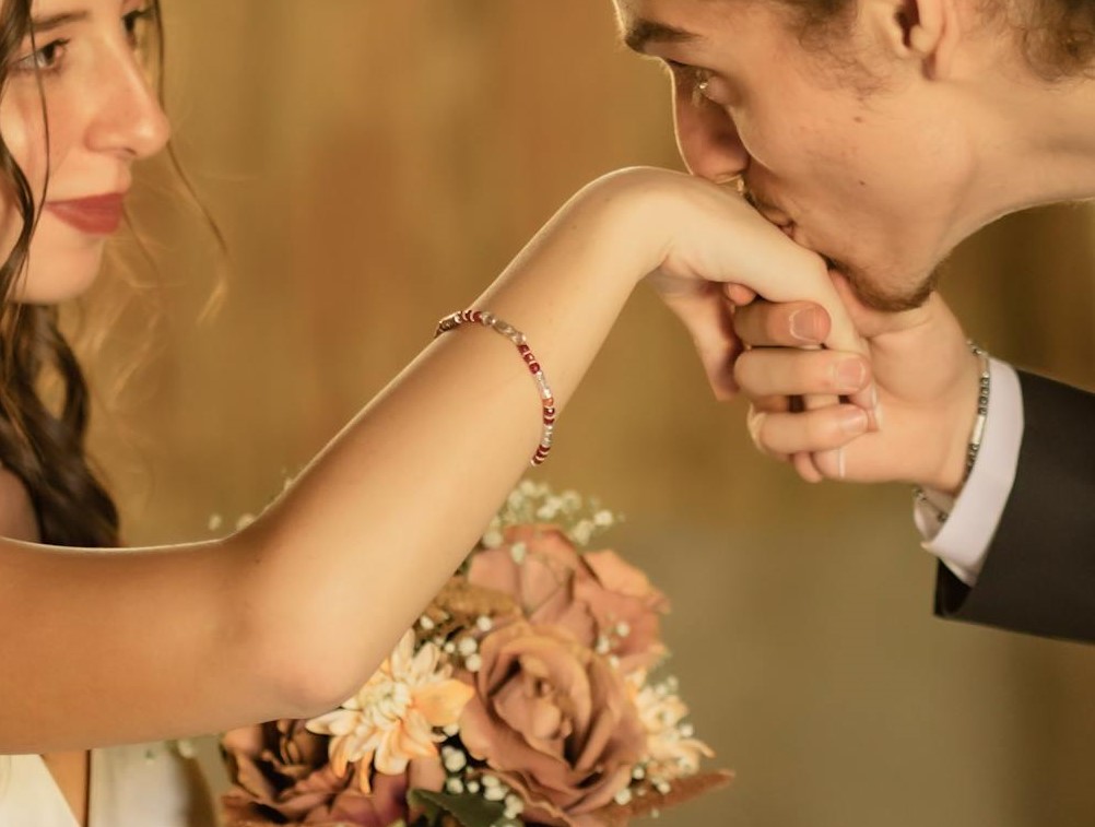 A man kissing a woman's hand | Source: Pexels