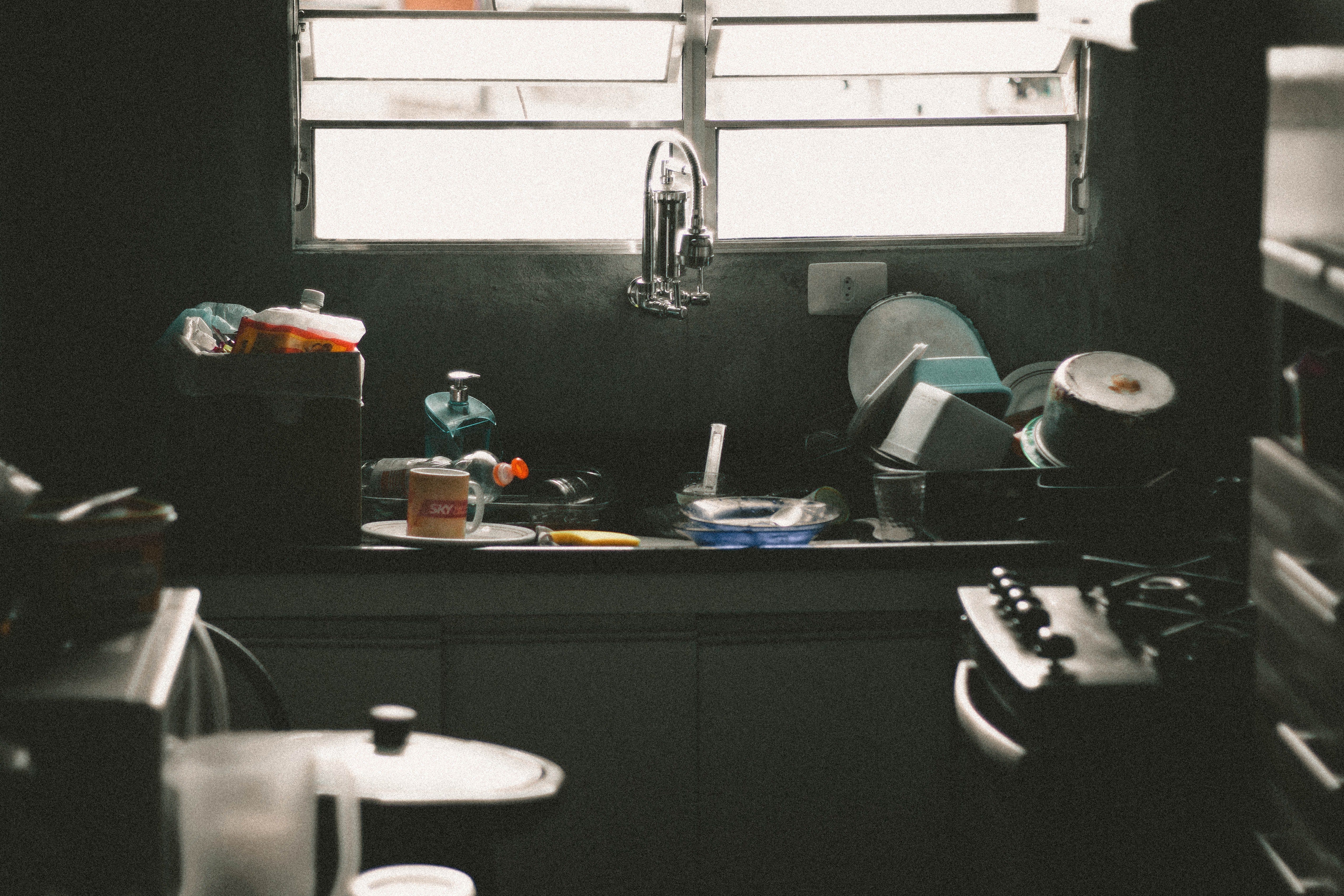 The babysitter constantly left the house in a mess. | Source: Pexels 