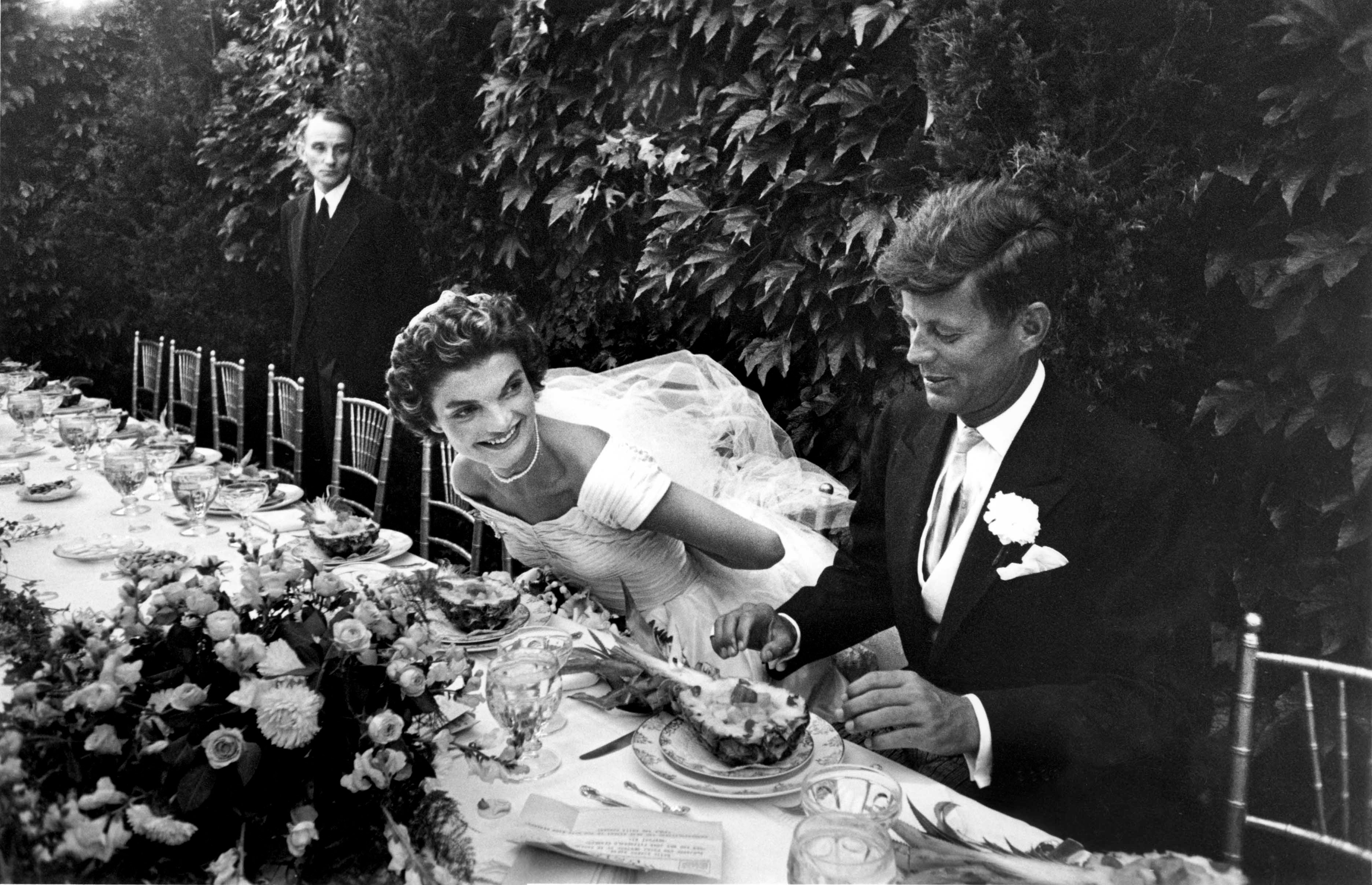 Jacqueline y el senador John Kennedy en la recepción de su boda el 12 de septiembre de 1953, en Newport, Rhode Island. | Foto: Getty Images
