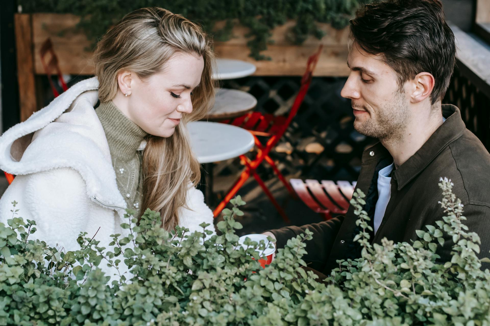 A couple sitting across from each other | Source: Pexels