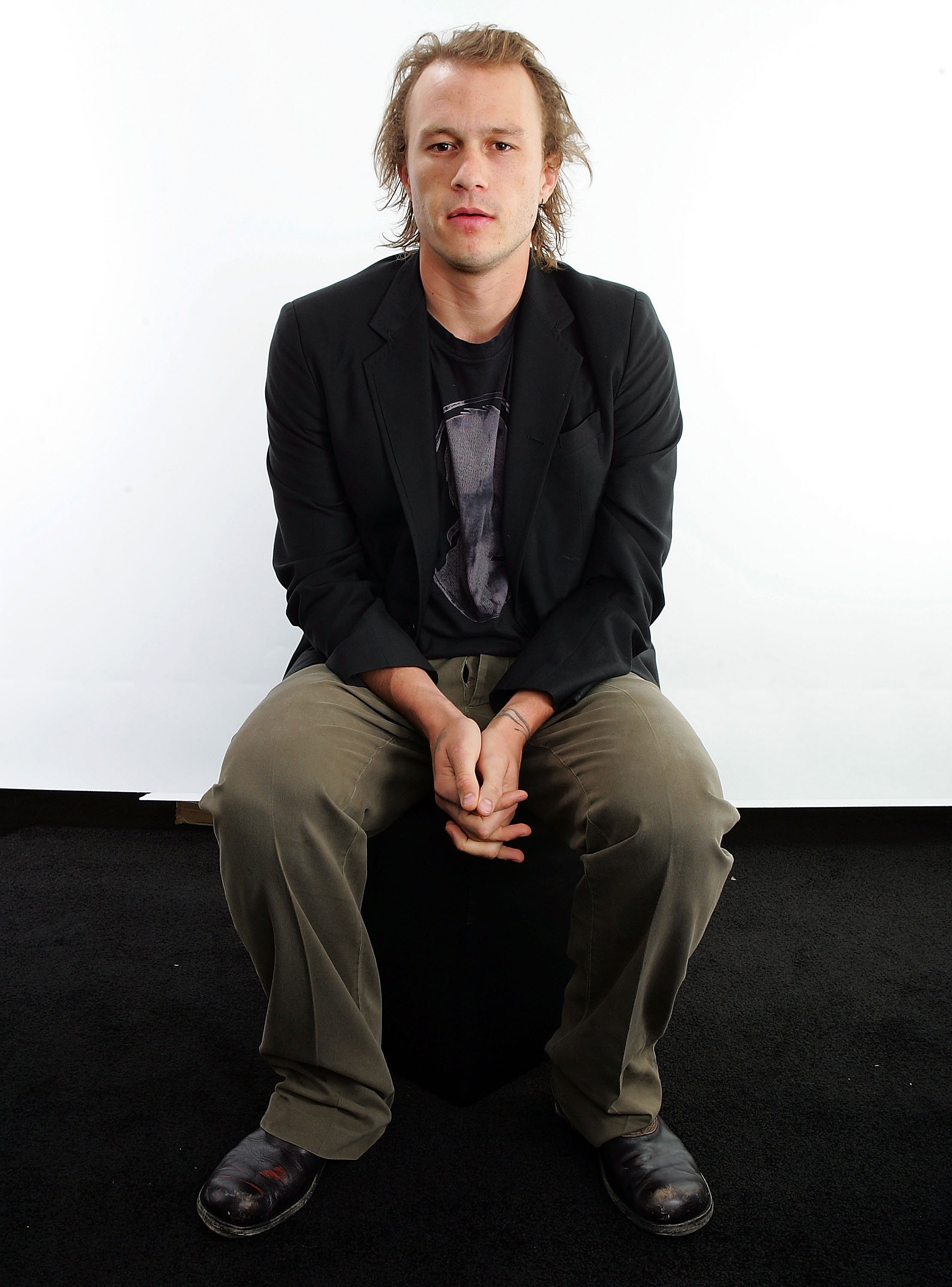 Heath Ledger posing for portraits in the Chanel Celebrity Suite at the Four Season hotel during the Toronto International Film Festival in Toronto, Canada | Photo: Carlo Allegri/Getty Images