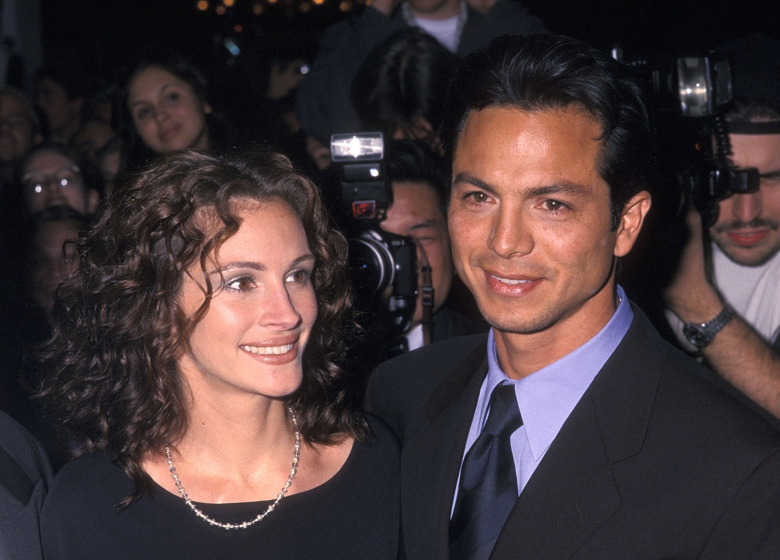 Actress Julia Roberts and actor Benjamin Bratt attend the 'Notting Hill' New York City Premiere on May 13, 1999 at the Ziegfeld Theater in New York City | Source: Getty Images