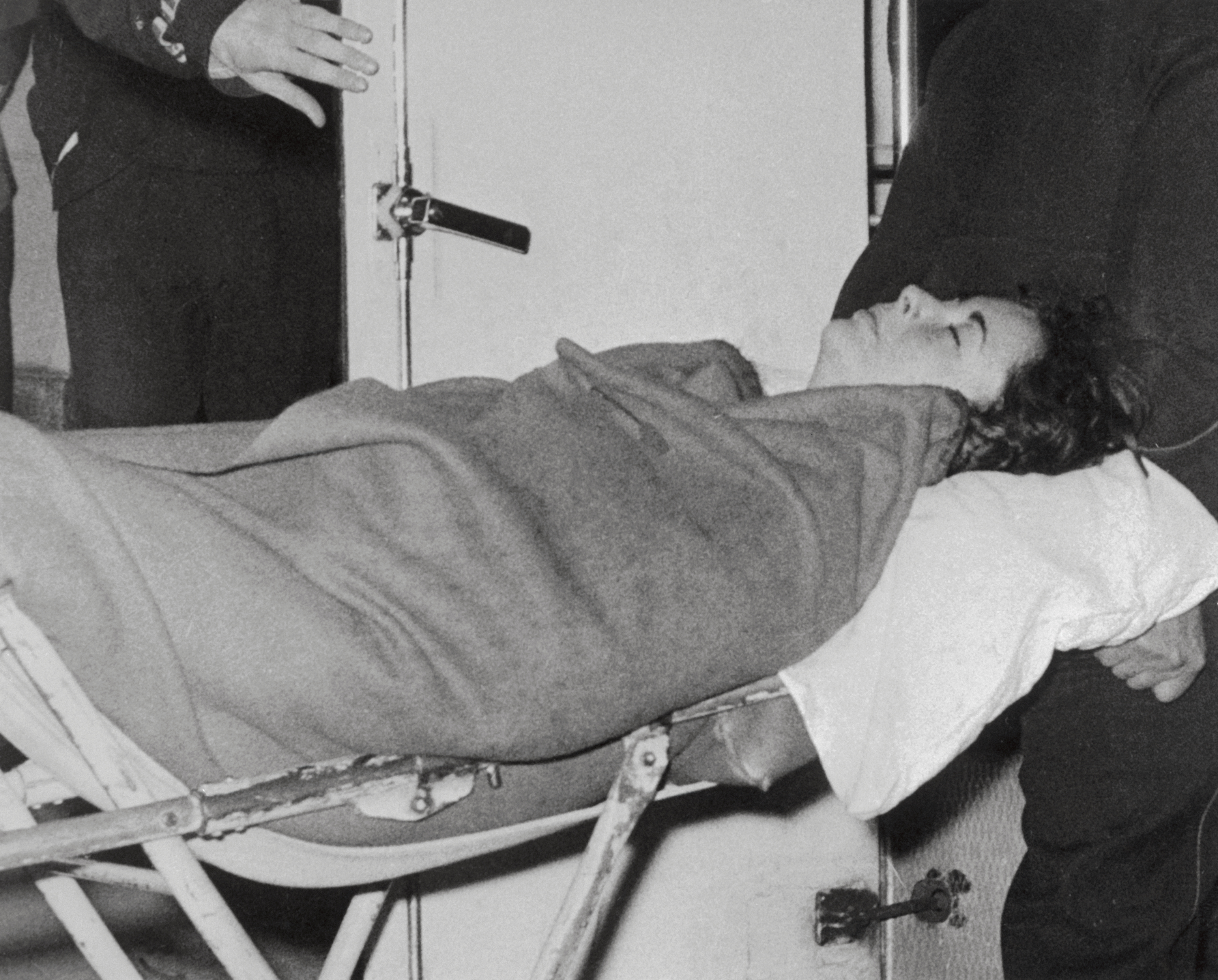 The actress, suffering from staphylococcus pneumonia, is being carried into the exclusive London clinic on March 4, 1961 | Source: Getty Images