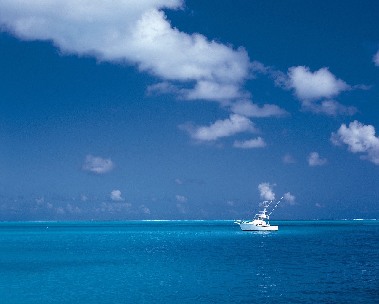A picture of a white yacht in the middle of the ocean. | Photo: Pixabay