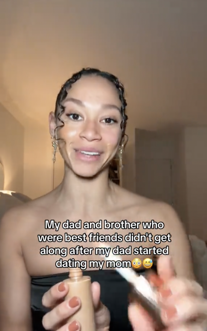 Alicia Holloway in her TikTok video where she talks about the dynamics between her mom, dad, and brother. | Source: tiktok/aliciamaeholloway