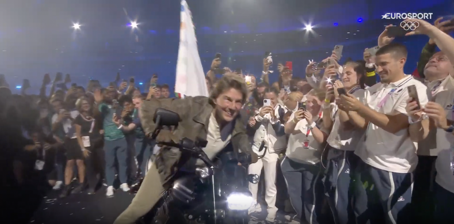 Tom Cruise leaving the stadium with the Olympic flag, posted on August 12, 2024 | Source: YouTube/Eurosport