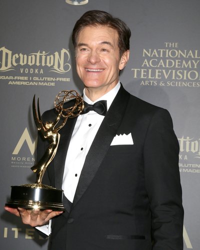El Dr. Mehmet Oz gana el Premio al Mejor Show de Charla en el 44.o Daytime Emmy Awards el 30 de abril de 2017, en Pasadena, CA. | Foto: Shutterstock