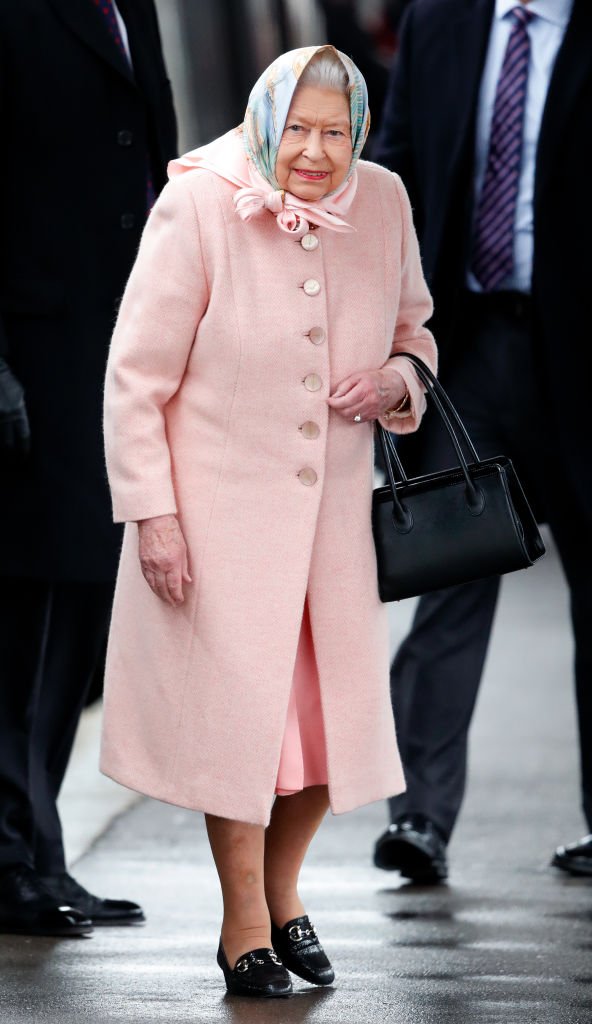 Queen Elizabeth II arrives at King's Lynn railway station, after taking the train from London King's Cross, to begin her Christmas break at Sandringham House. | Photo: Getty Images