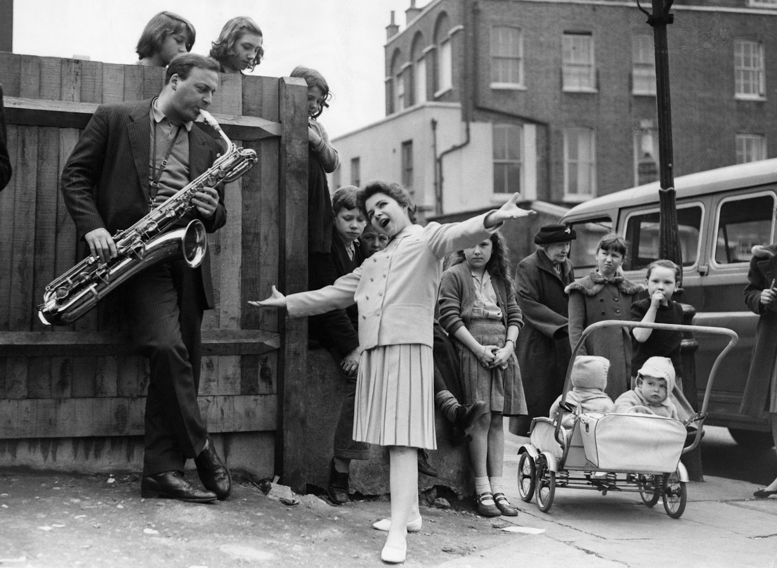 Brenda Lee rehearsing for ITV's show "Oh Boy" in the streets of Islington in 1959. | Source: Getty Images