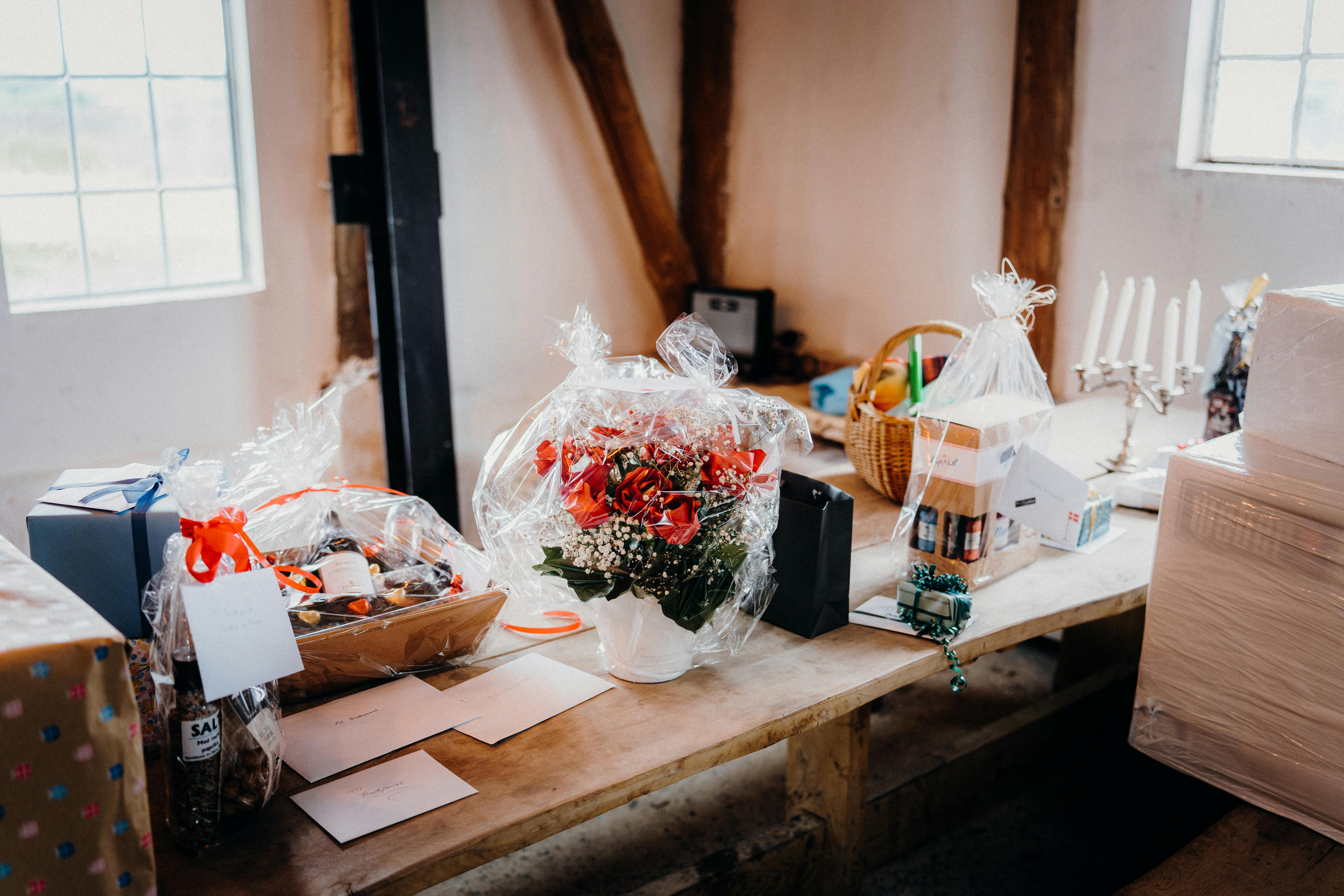 A table full of gifts | Source: Pexels