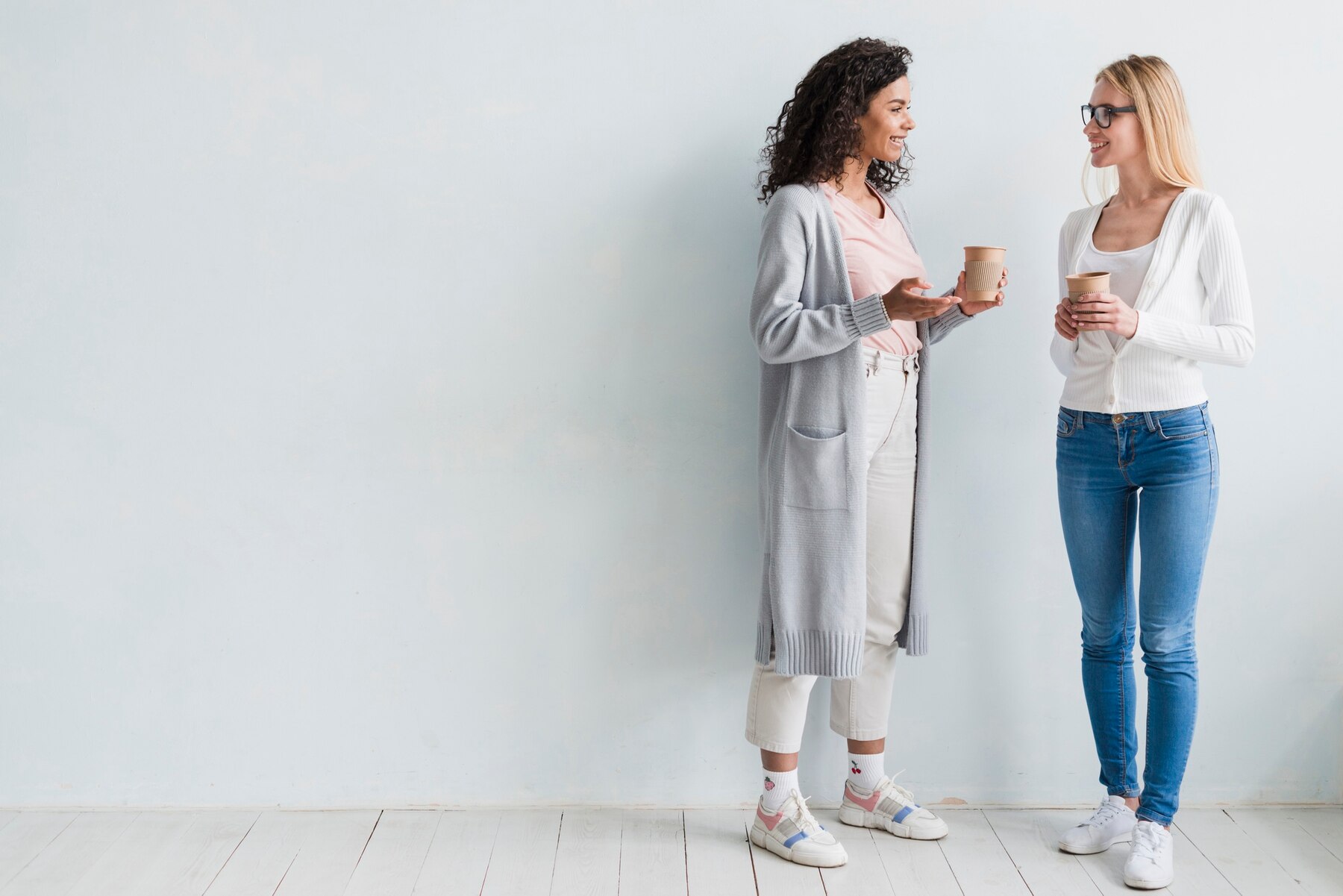 Two women talking | Source: Freepik