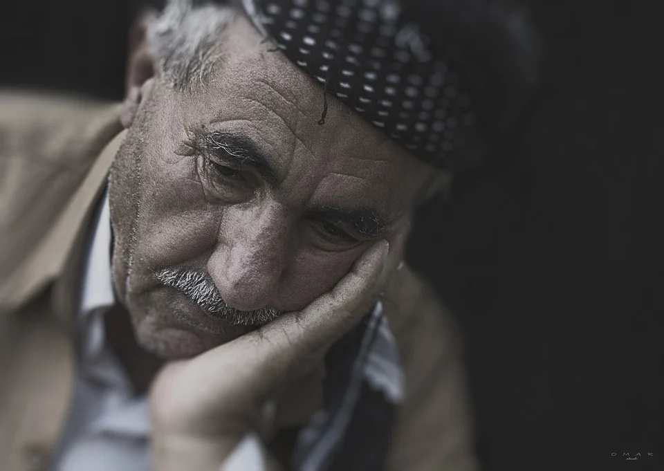 Abuelo inclinado con gesto triste. | Foto: Pixabay