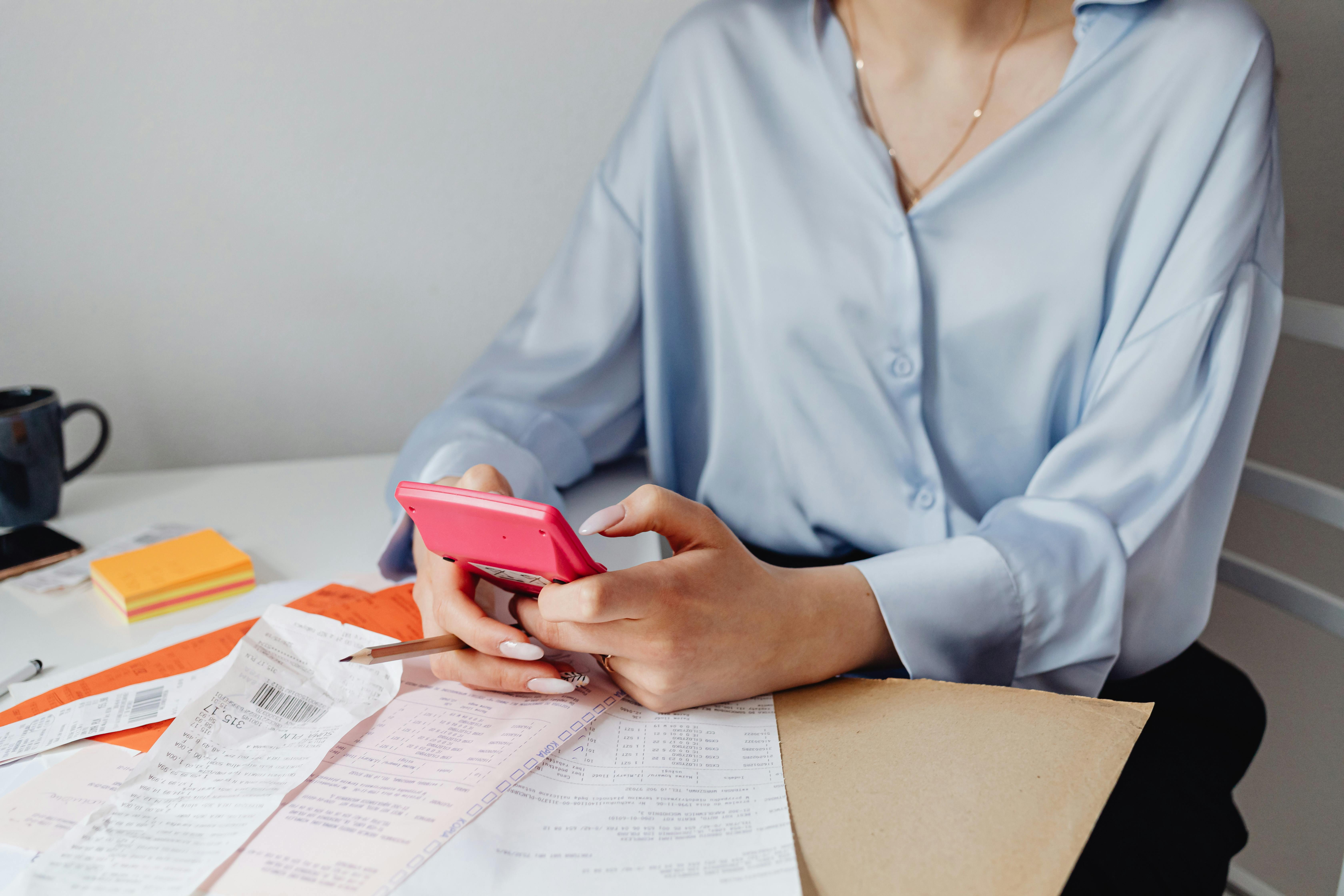 A woman calculating her expenses | Source: Pexels