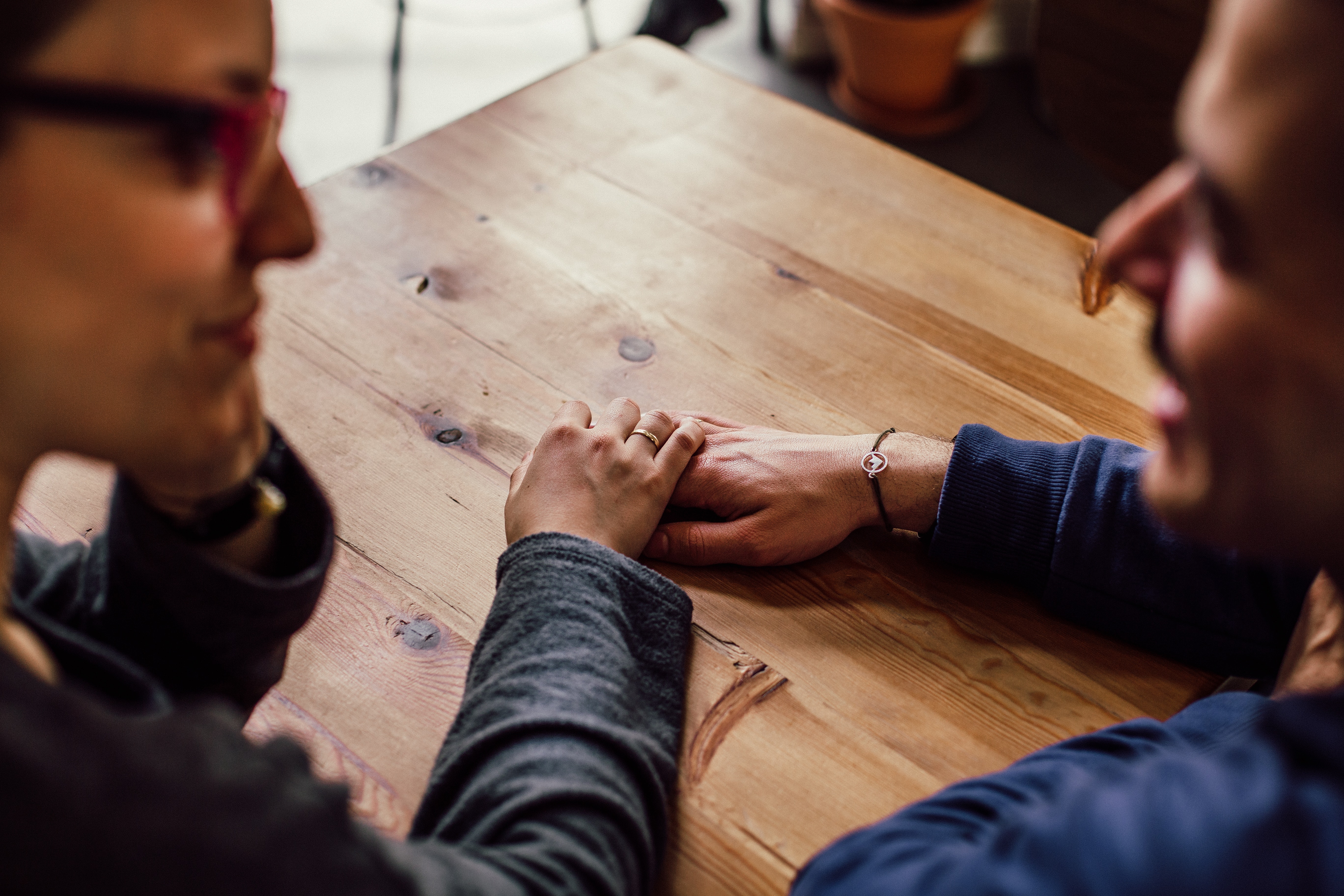 A couple touching hands while bonding in conversation | Source: Pexels