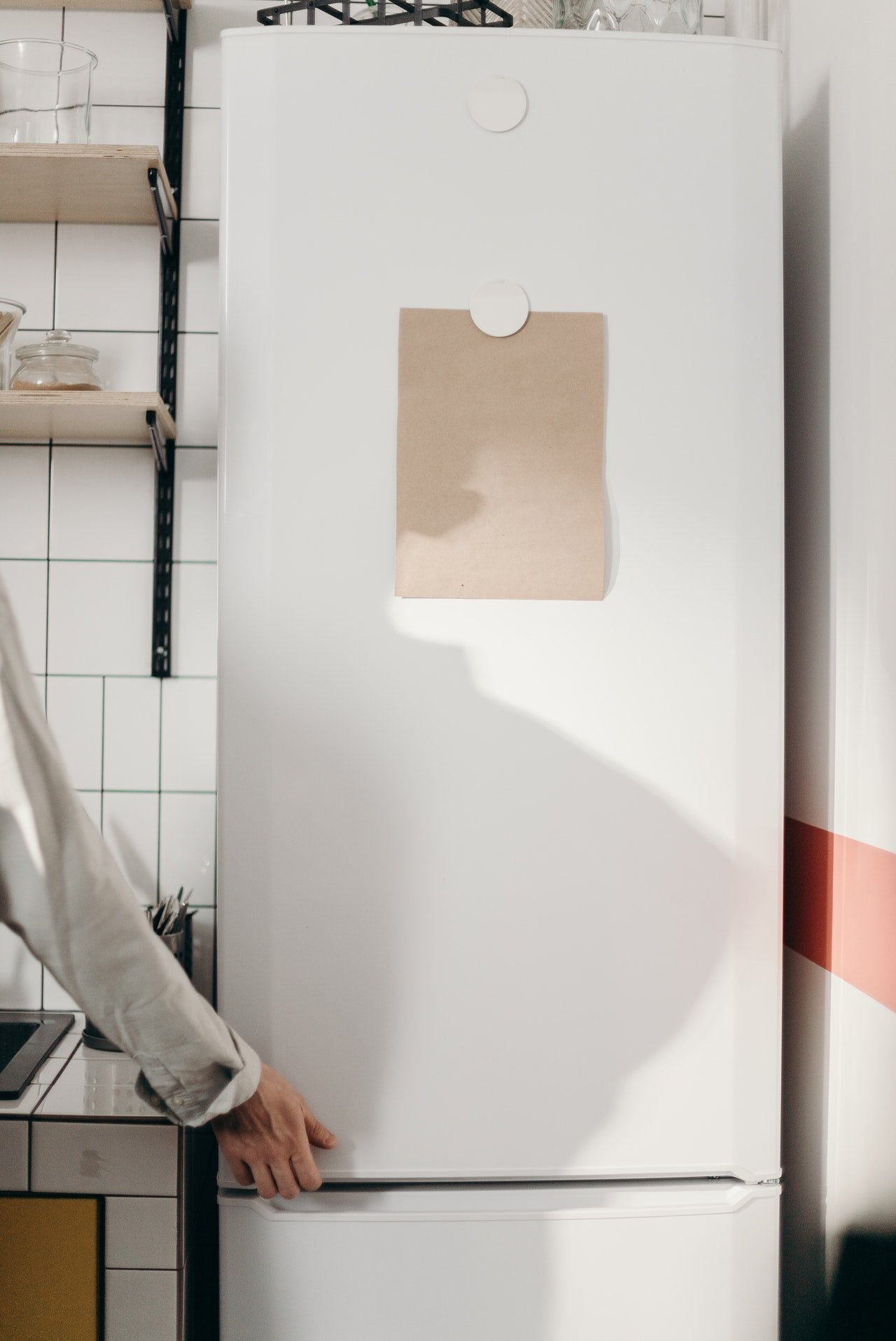 Photo of someone closing a fridge | Photo: Pexels
