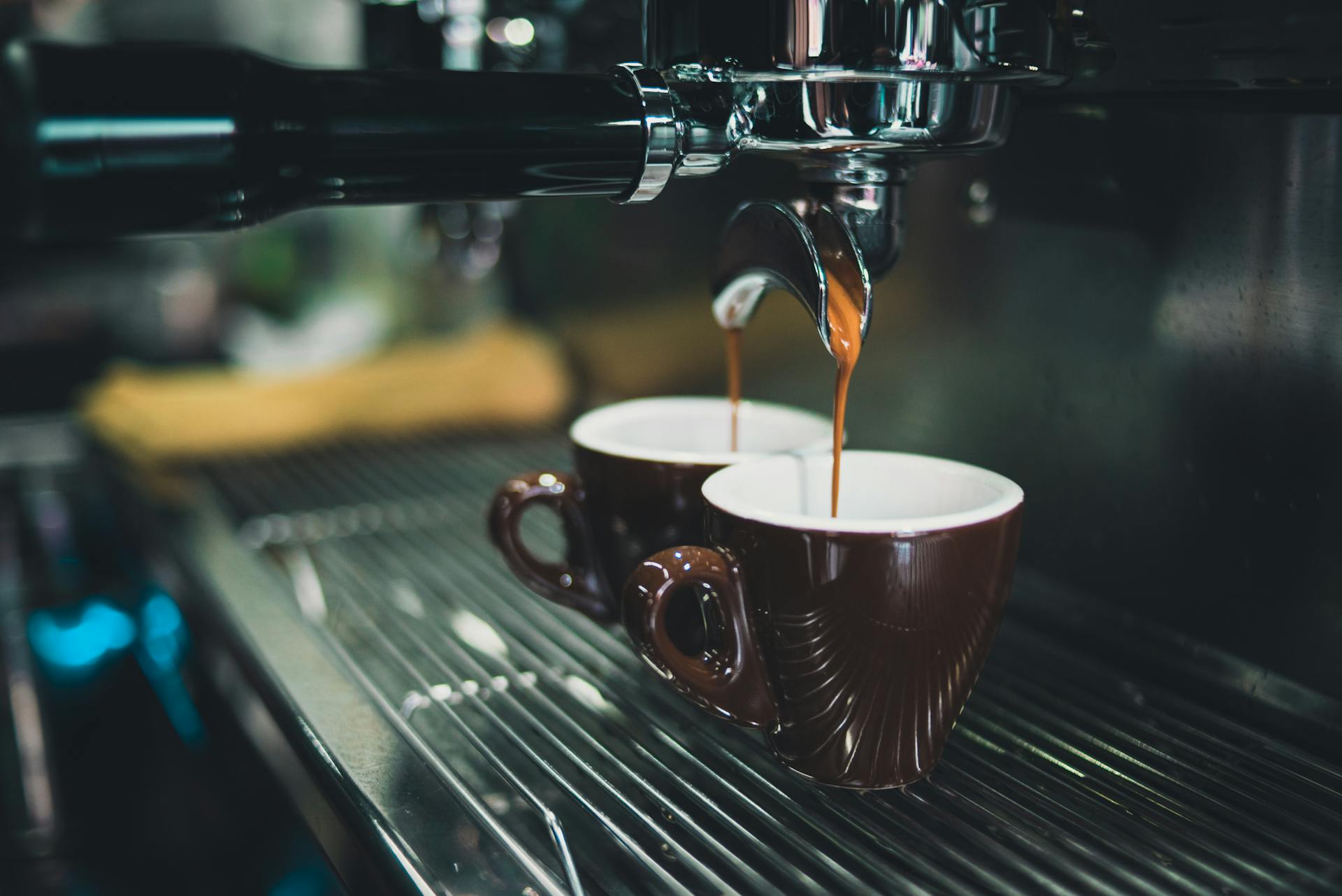A coffee machine pouring coffee | Source: Pexels