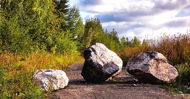 A boulder blocking the roadway. | Photo: Shutterstock