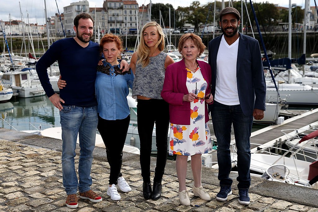 Marion Game et d'autres acteurs de "Scènes de ménages". l Source : Getty Images Marion Game et d'autres acteurs de "Scènes de ménages". l Source : Getty Images