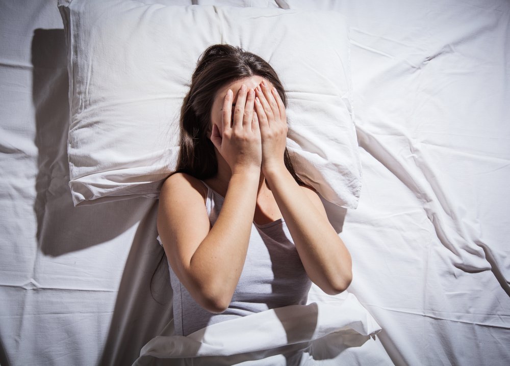 Mujer llorando en su cama. | Foto: Shutterstock.