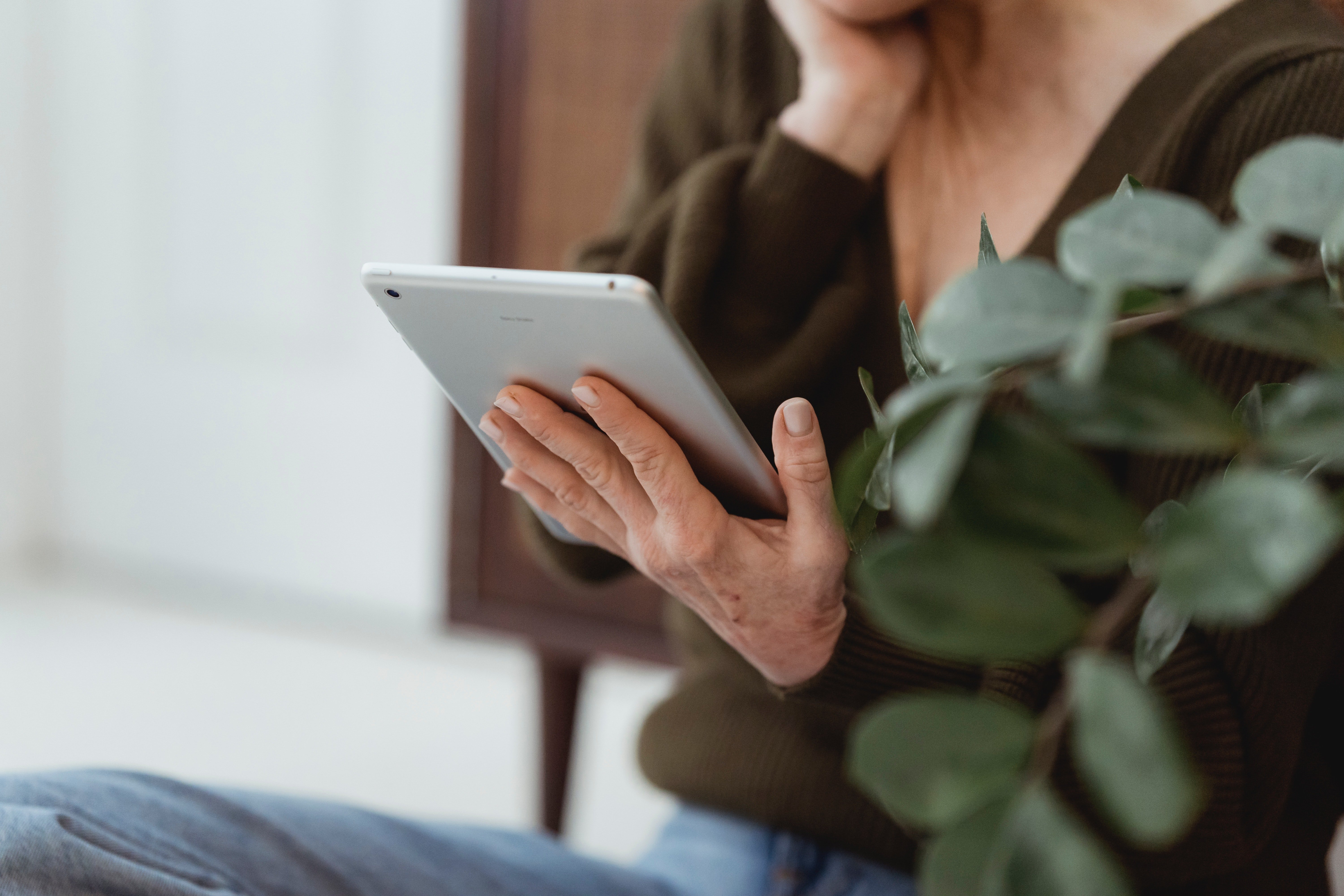 A woman holding a tablet computer | Source: Pexels