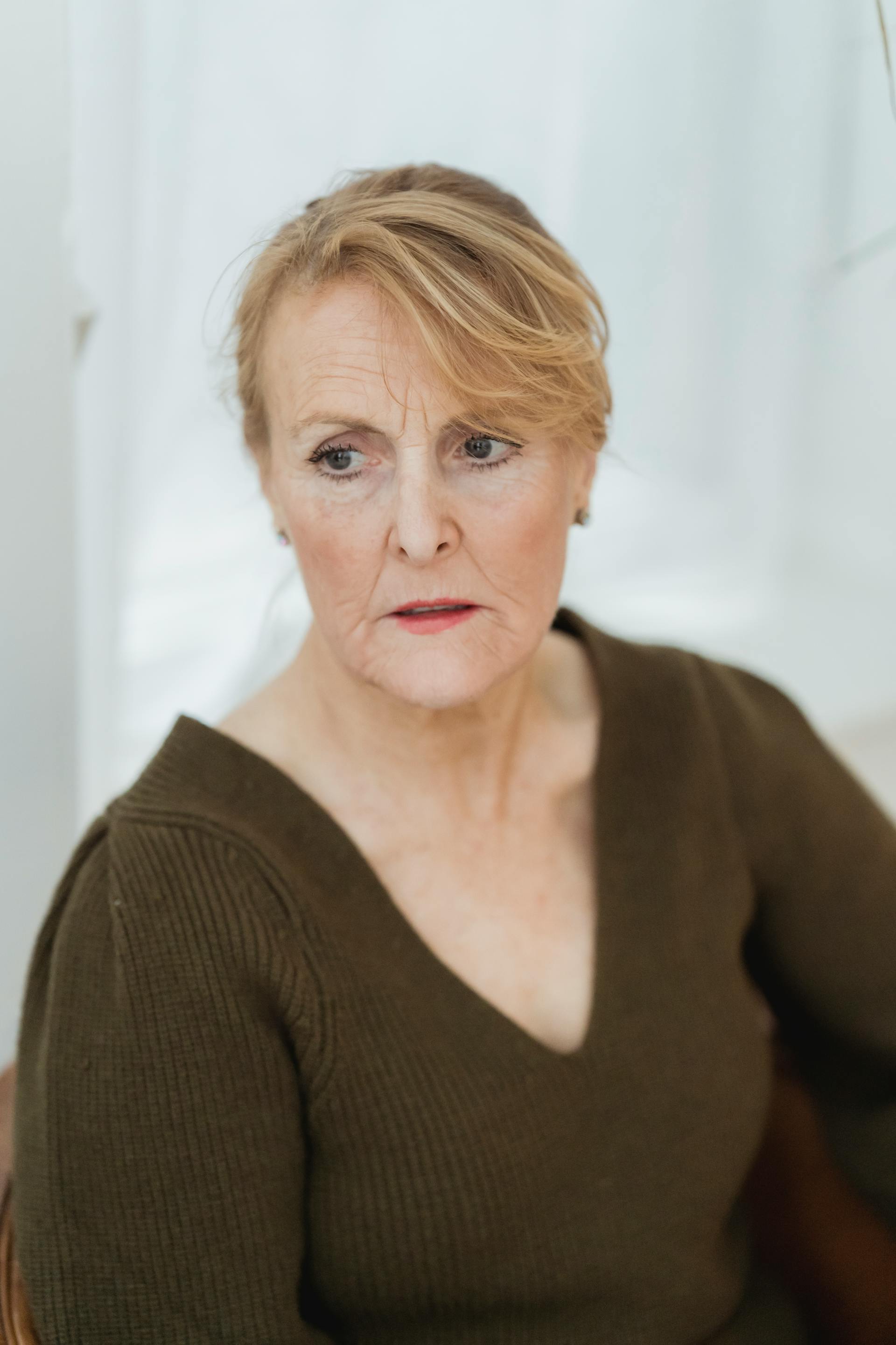 An angry and upset mature woman | Source: Pexels