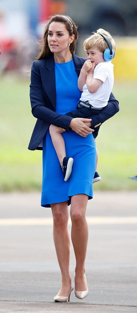 Catherine, duchesse de Cambridge, et le prince George de Cambridge visitent le Royal International Air Tattoo à la RAF Fairford, le 8 juillet 2016 à Fairford, en Angleterre. | Photo : Getty Images