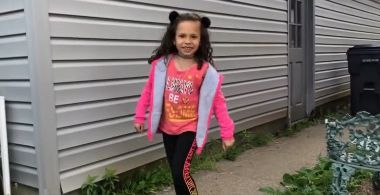 Anya Howard walking out of her home | Source: Youtube/ WISH-TV 