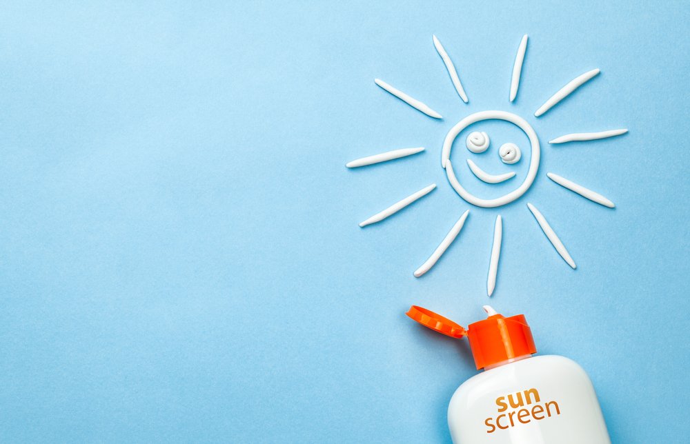 A photo of a bottle of sunscreen on a blue background. | Photo: Shutterstock.