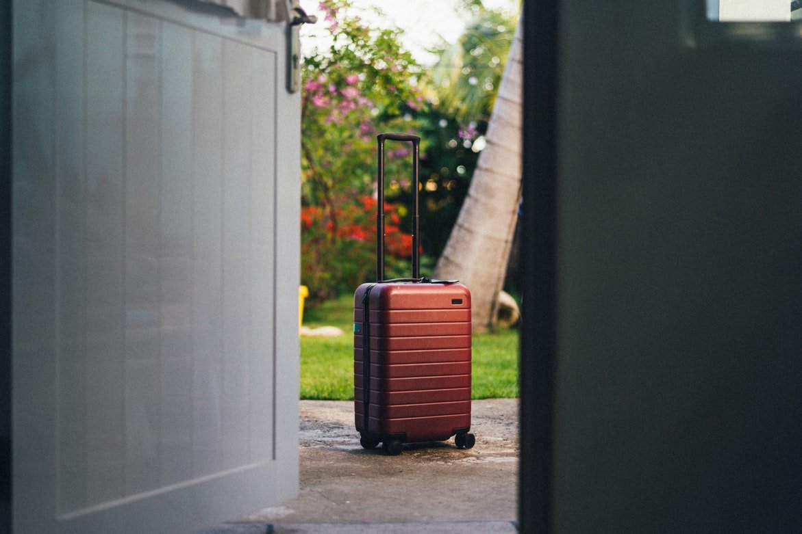 Una maleta en la entrada de una casa. | Foto: Pexels