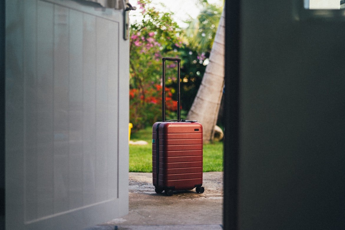 When morning came, he took his mother and they both traveled by air to Alaska to meet Violet  | Source: Pexels