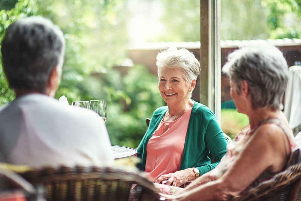 Tres mujeres mayores compartiendo. | Foto: Shutterstock